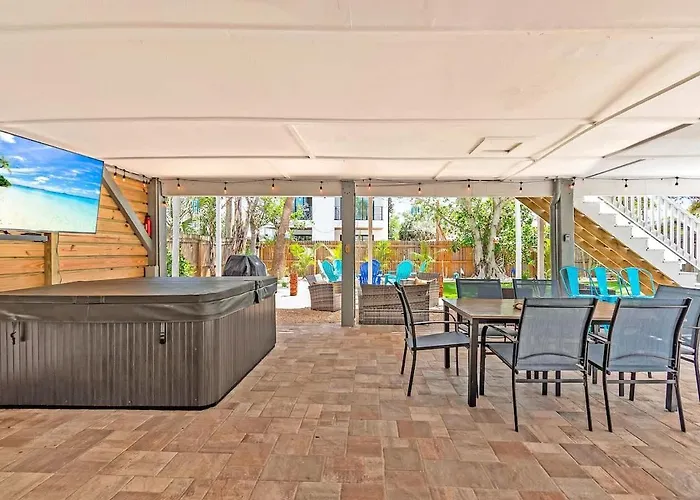 Across From With 2 Hot Tubs - Sleeps 10 Clearwater Beach