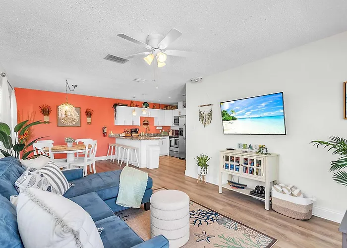 Across From With 2 Hot Tubs - Sleeps 10 Clearwater Beach