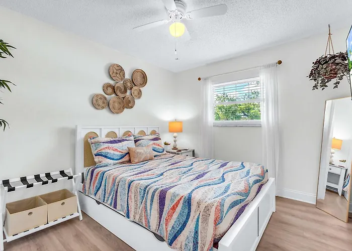 Across From With 2 Hot Tubs - Sleeps 10 Clearwater Beach