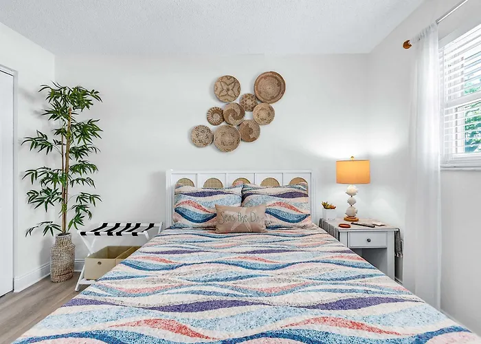 Across From With 2 Hot Tubs - Sleeps 10 Clearwater Beach