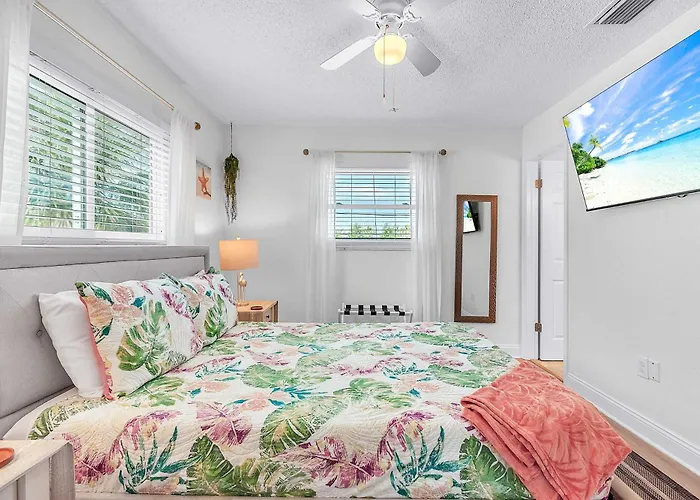 Across From With 2 Hot Tubs - Sleeps 10 Clearwater Beach