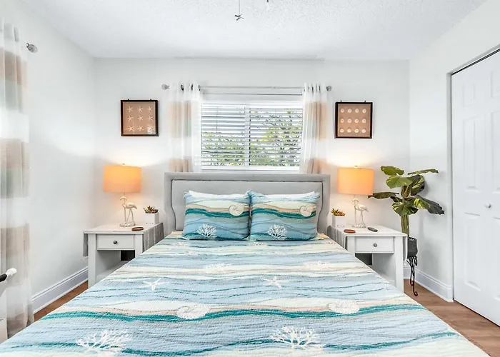 Across From With 2 Hot Tubs - Sleeps 10
