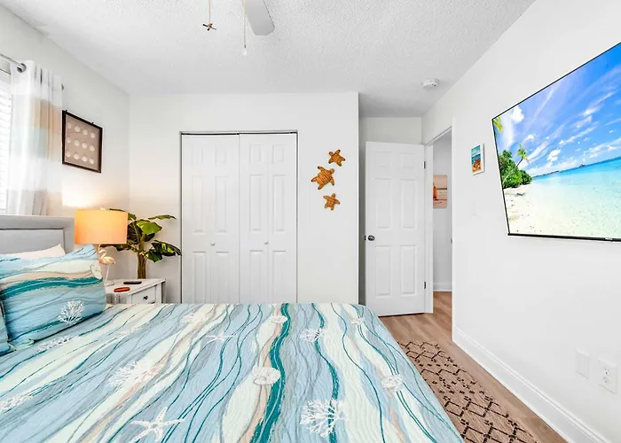 Across From With 2 Hot Tubs - Sleeps 10 * Clearwater Beach