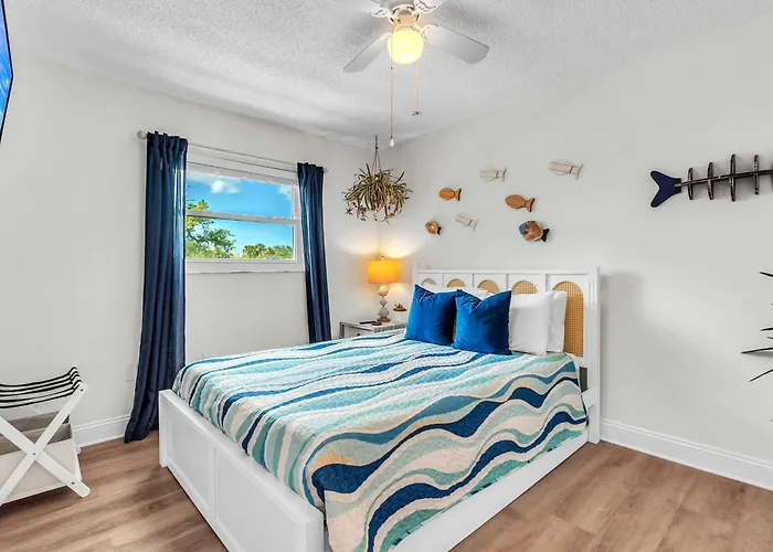 Across From With 2 Hot Tubs - Sleeps 10 Clearwater Beach