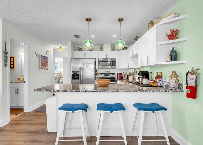 Across From With 2 Hot Tubs - Sleeps 10 * Clearwater Beach