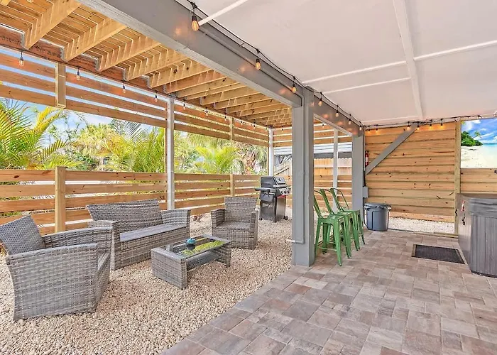 Across From With 2 Hot Tubs - Sleeps 10 * Clearwater Beach