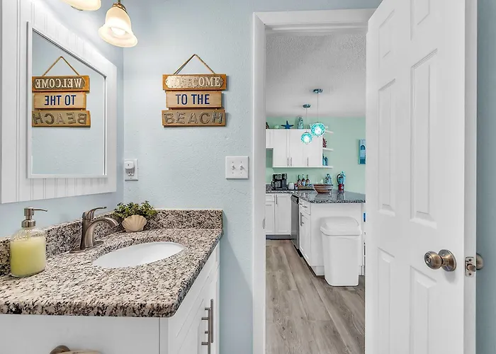 Across From With 2 Hot Tubs - Sleeps 10 Clearwater Beach