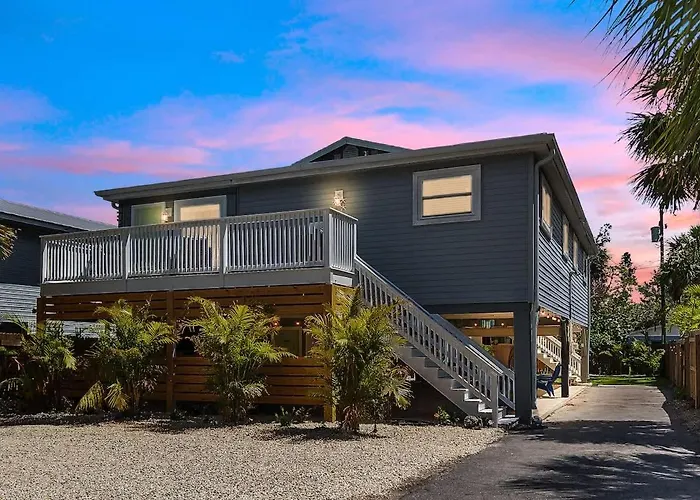 Across From With 2 Hot Tubs - Sleeps 10 Clearwater Beach